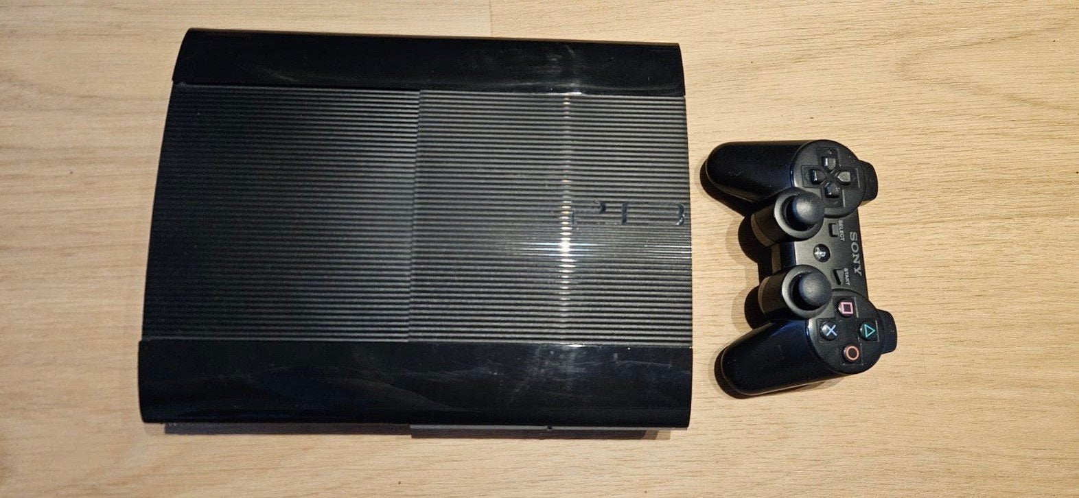 PlayStation 3 Super Slim met games en racestuur, Spelcomputers en Games, Super Slim, Ophalen of Verzenden, 500 GB, Met 1 controller