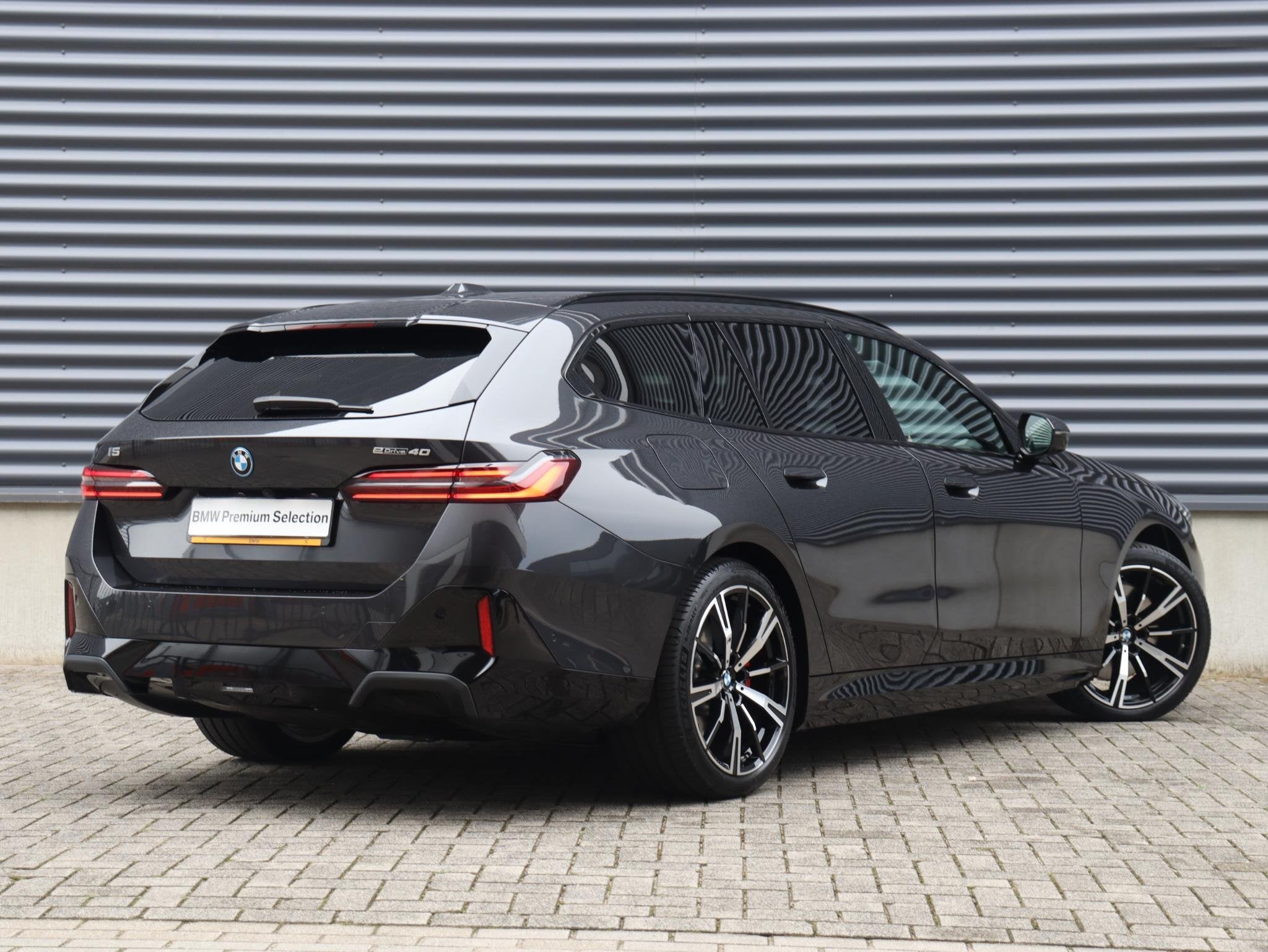 BMW i5 Touring eDrive40 | M Sportpakket Pro | Trekhaak | Pan, Auto's, Automaat, 510 min, Zwart, Met garantie (alle)