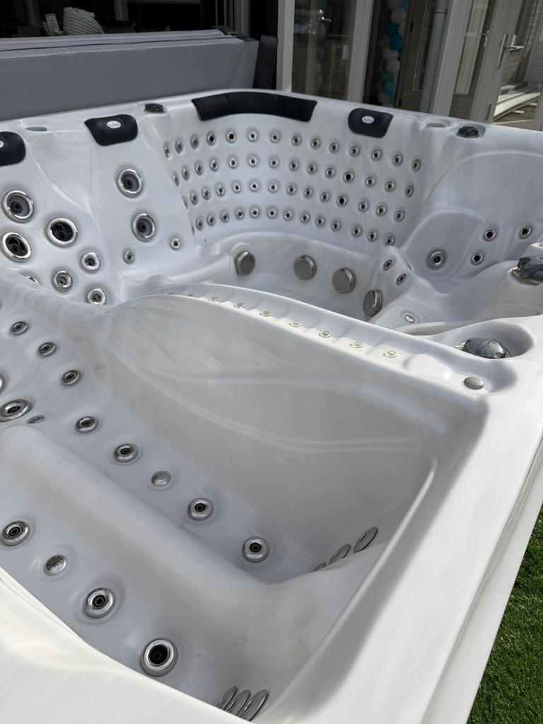 Jacuzzi Spa Ecstatic Mighty Wave - Direct leverbaar - Balboa, Ophalen, Zo goed als nieuw, Pomp, Vast