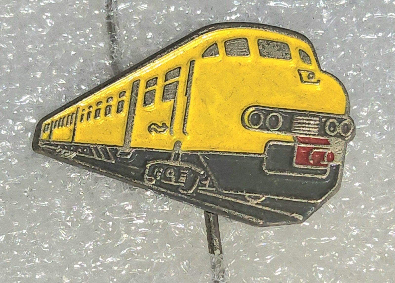 NS Speldje Trein Geel Zwart Vintage, Verzamelen, Ophalen of Verzenden, Gebruikt, Overige onderwerpen, Speldje of Pin