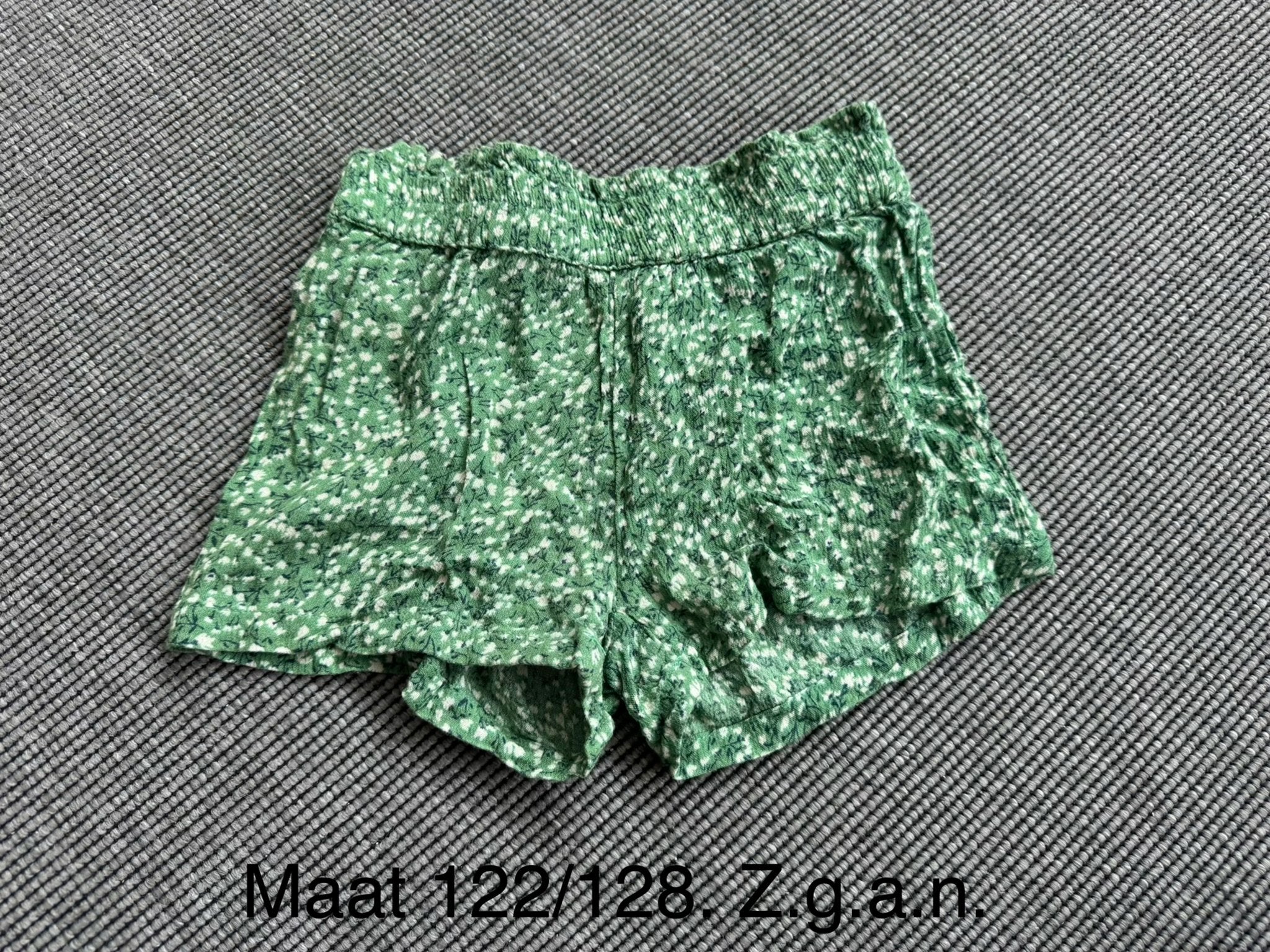 Groene short met bloemenprint - Maat 122/128, Ophalen of Verzenden, Zo goed als nieuw, Meisje, Broek