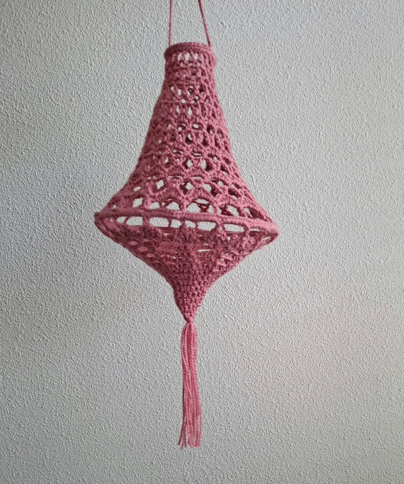 Leuke roze met de hand gehaakte kroonluchter - nieuw (KWF), Hobby en Vrije tijd, Ophalen of Verzenden, Nieuw, Haken, Overige typen