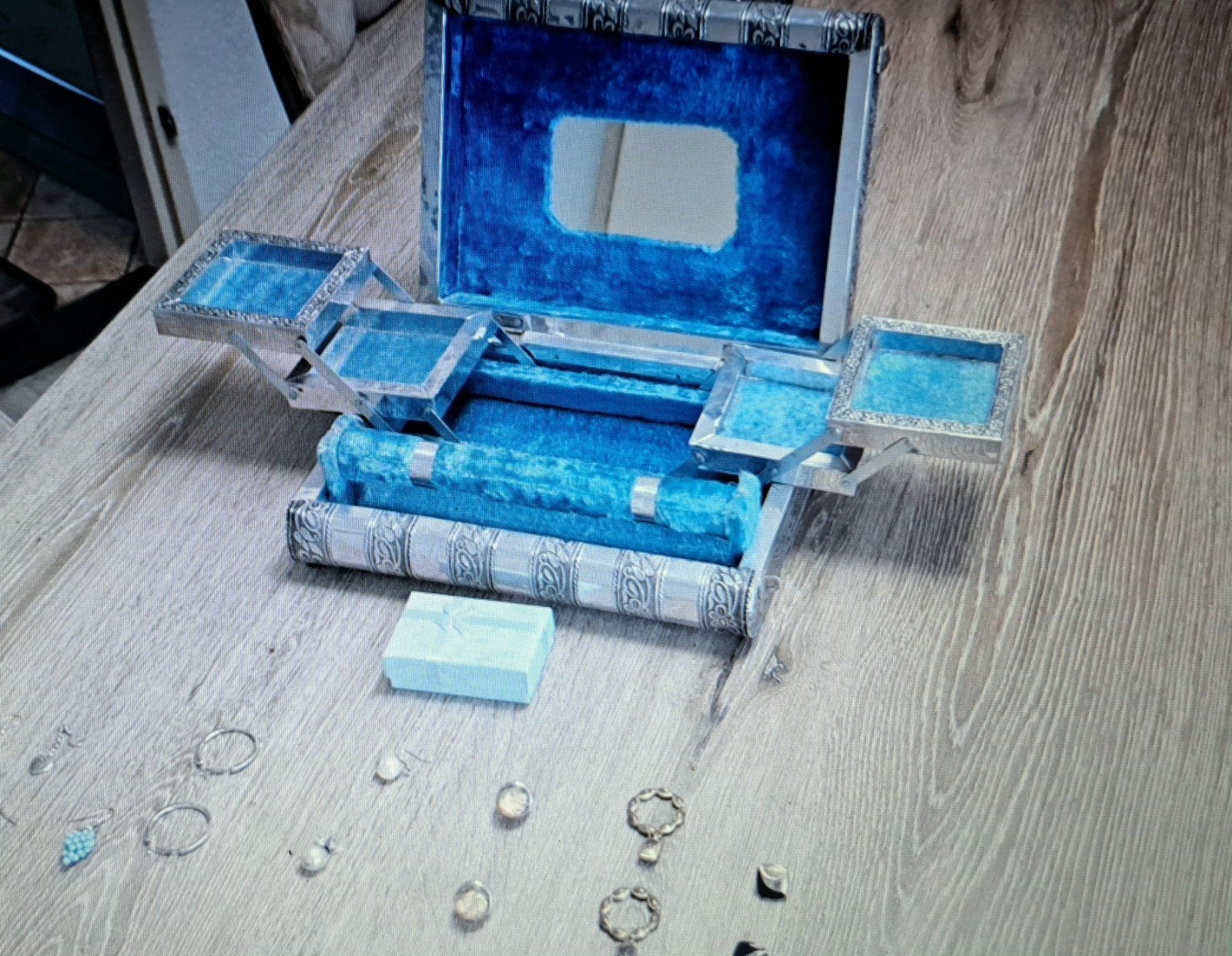 Zilverkleurige Sieradendoos met Blauwe Fluweel Voering, Ophalen of Verzenden