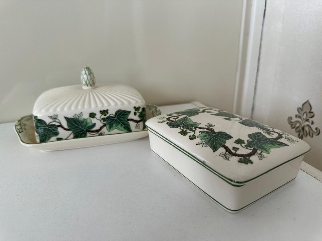 Wedgwood Napoleon Ivy doosje en botervloot, Antiek en Kunst, Ophalen of Verzenden