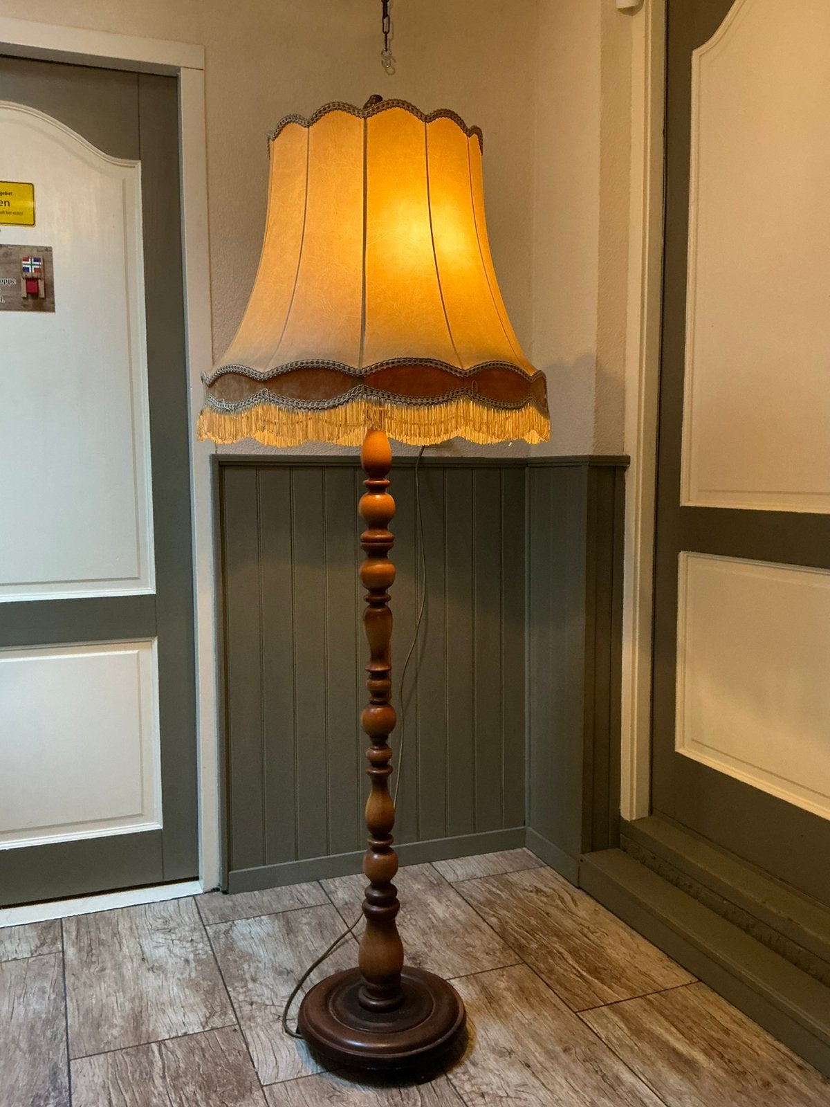 Sfeervolle vintage vloerlamp ,kap met franje ,nieuwstaat, Ophalen, Zo goed als nieuw, 150 tot 200 cm