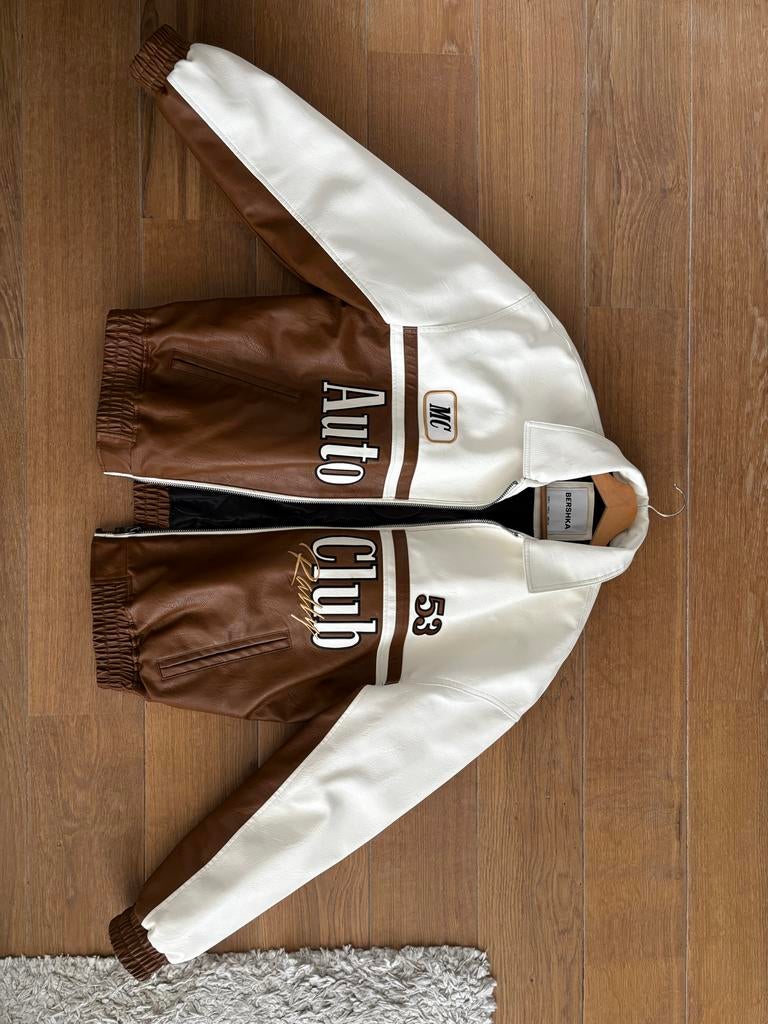 Bershka Auto Club Racing Bomberjack - Bruin/Wit (Maat L), Ophalen of Verzenden, Zo goed als nieuw, Maat 42/44 (L), Bruin