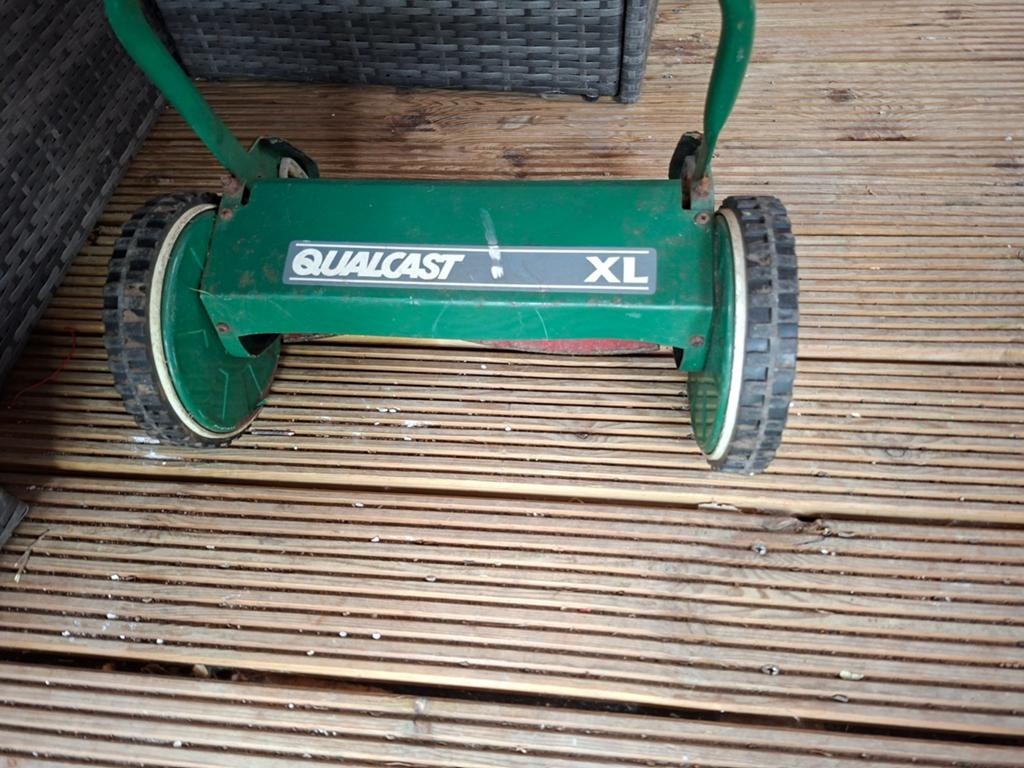 Qualcast XL Handgrasmaaier - Gebruikt maar functioneel, Tuin en Terras, Grasmaaiers, Gebruikt, Handgrasmaaier, 30 t/m 39 cm, Kooimesmaaier