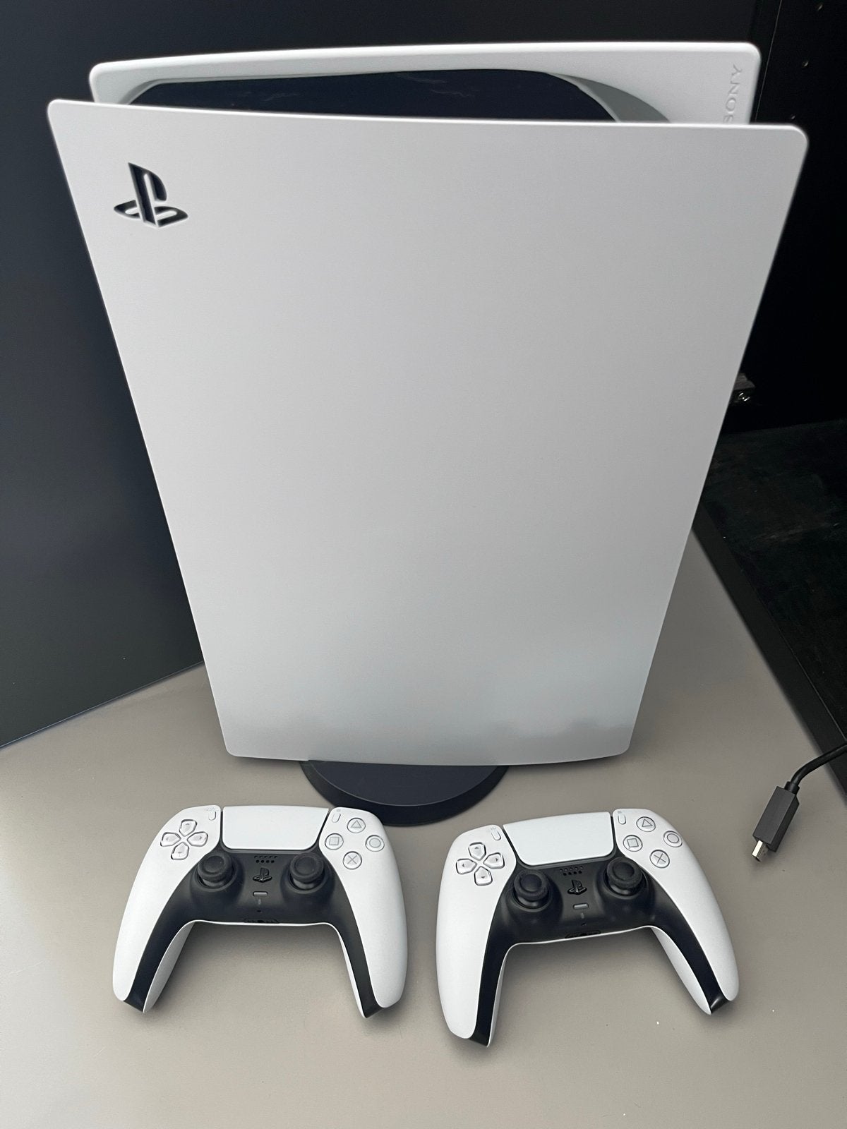 PlayStation 5 Digital Edition met 2 orginele controllers, Spelcomputers en Games, Ophalen, Zo goed als nieuw, Playstation 5 Digital