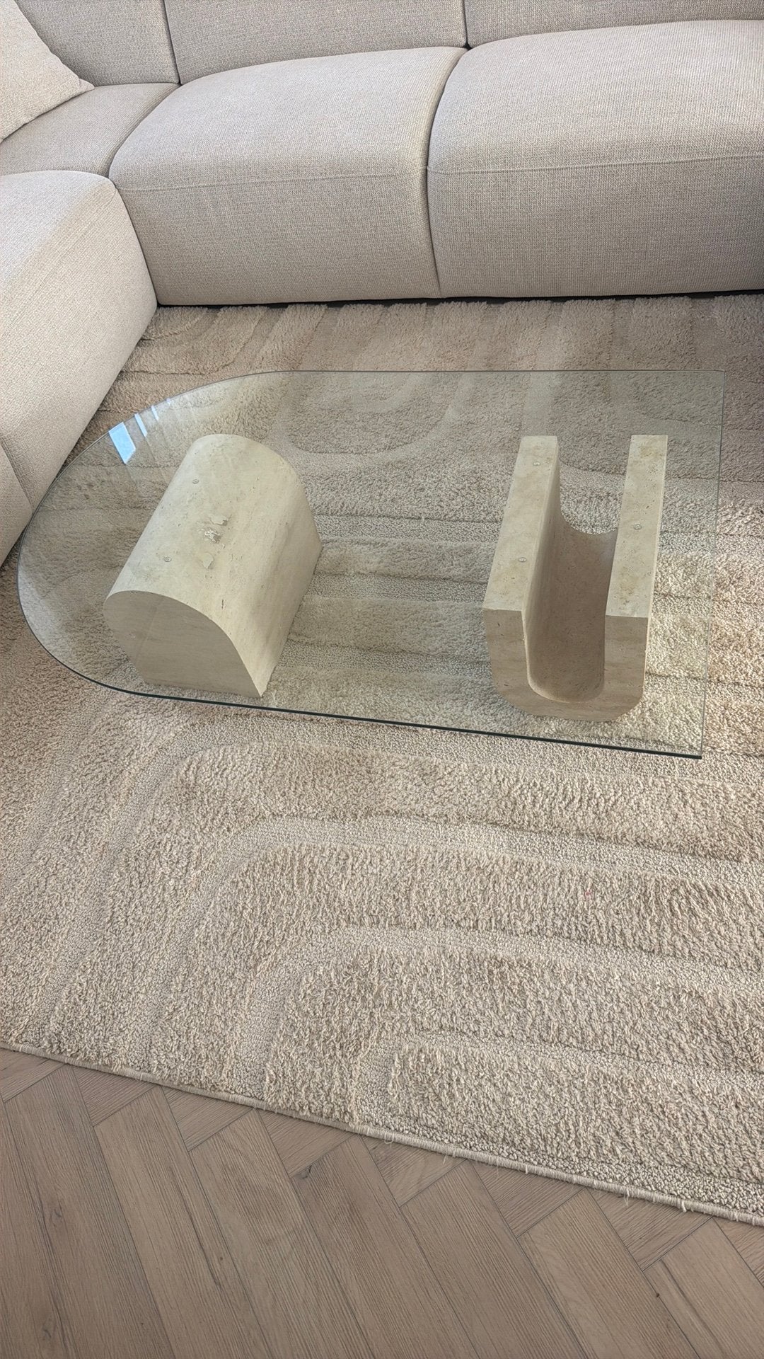 Mia Carrera Salontafel met Travertin Poten en Glazen Blad, Ophalen, 100 tot 150 cm, Glas, Zo goed als nieuw