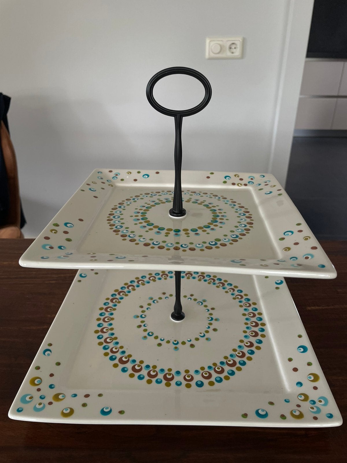 Twee-laags etagere met stippenpatroon, Huis en Inrichting, Keuken | Servies, Gebruikt, Keramiek, Overige typen, Ophalen of Verzenden