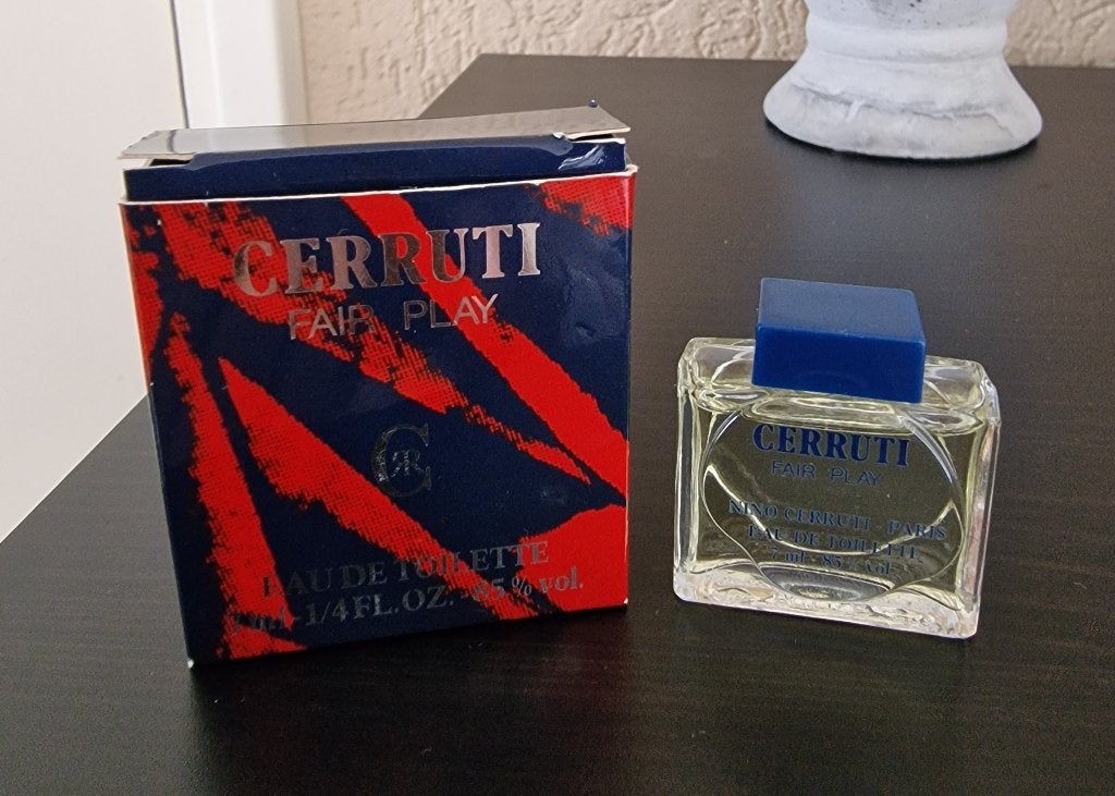 Miniatuur parfum flesje Cerruti fair play, Ophalen of Verzenden, Zo goed als nieuw, Miniatuur, Gevuld