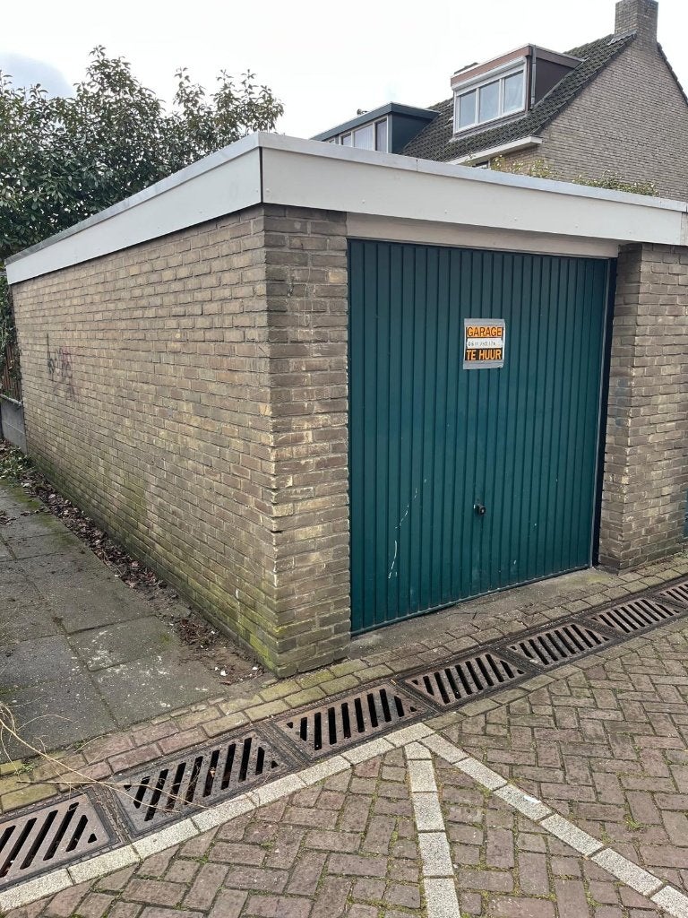 Ruime Garage / opslagruimte van 18m2 te huur in Dordrecht, Huizen en Kamers, Garages en Parkeerplaatsen, Zuid-Holland