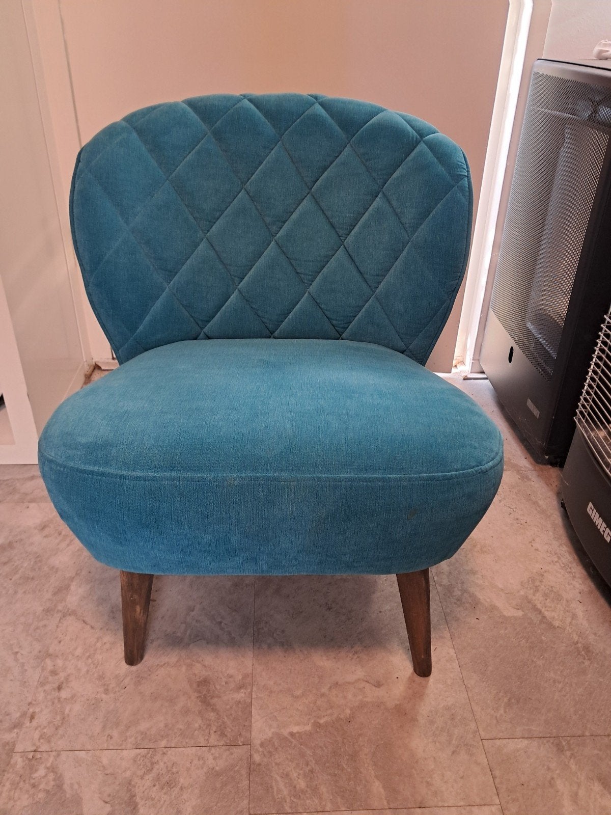 Stijlvolle kobalt blauwe velvet fauteuil - Zo goed als nieuw, Huis en Inrichting, Stoelen, Ophalen, Modern, Comfortabel, Blauw