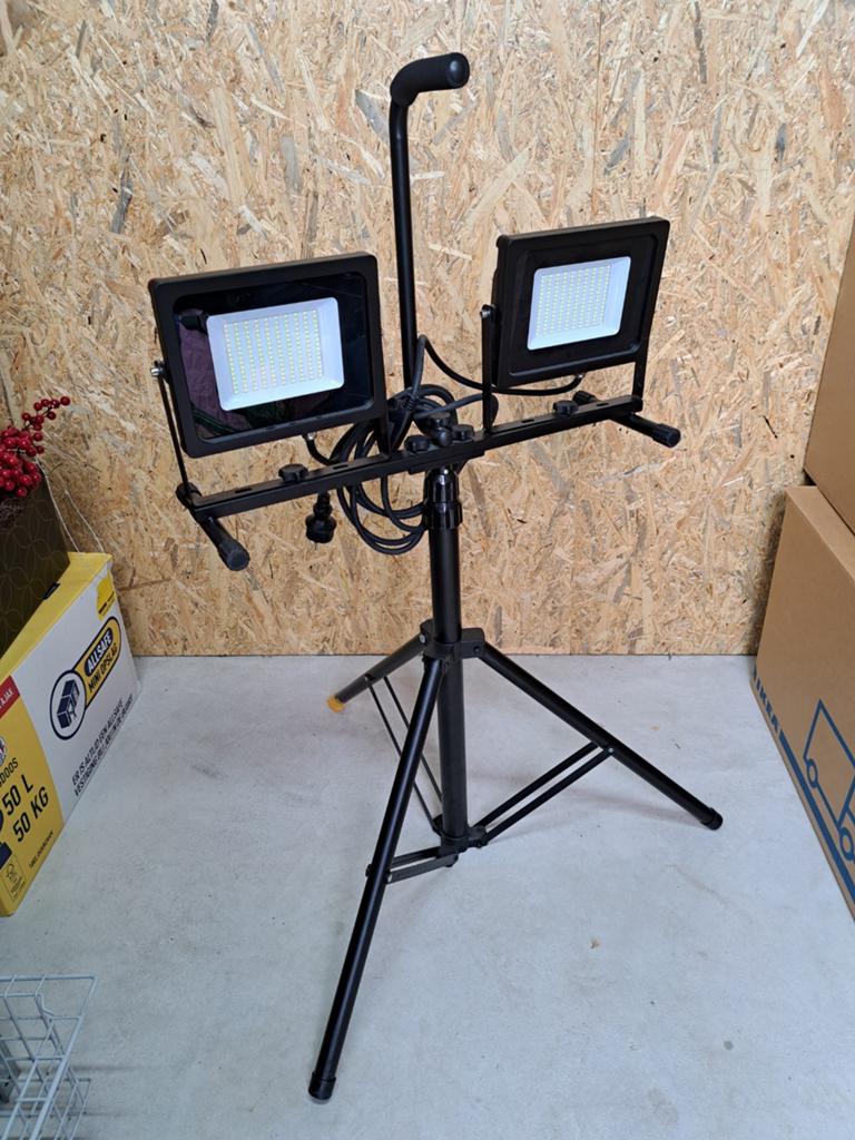HBM dubbele LED bouwlamp 2 x 50 Watt met statief, Met statief, Ophalen of Verzenden, Zo goed als nieuw, Lamp met armatuur