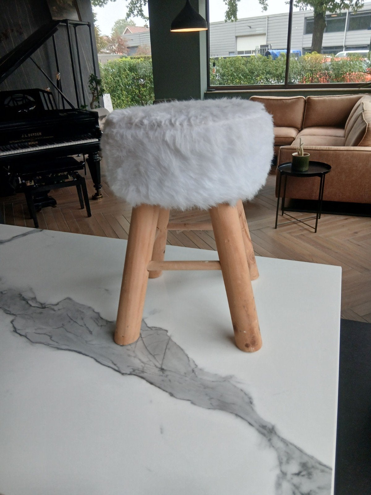 Witte pluizige kruk met houten poten, Ophalen, Zo goed als nieuw, Hout