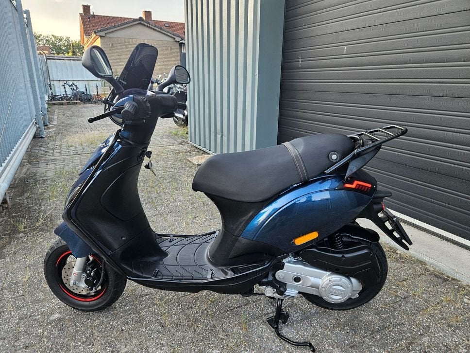 Foto 5 van PIAGGIO ZIP 50 4T E4 BROM 2020 DIAMOND BLEU 7070KM + OPTIES