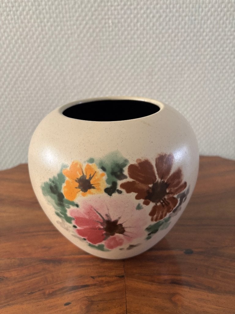 Vintage vaas crème aardewerk met bloemendecor., Ophalen of Verzenden