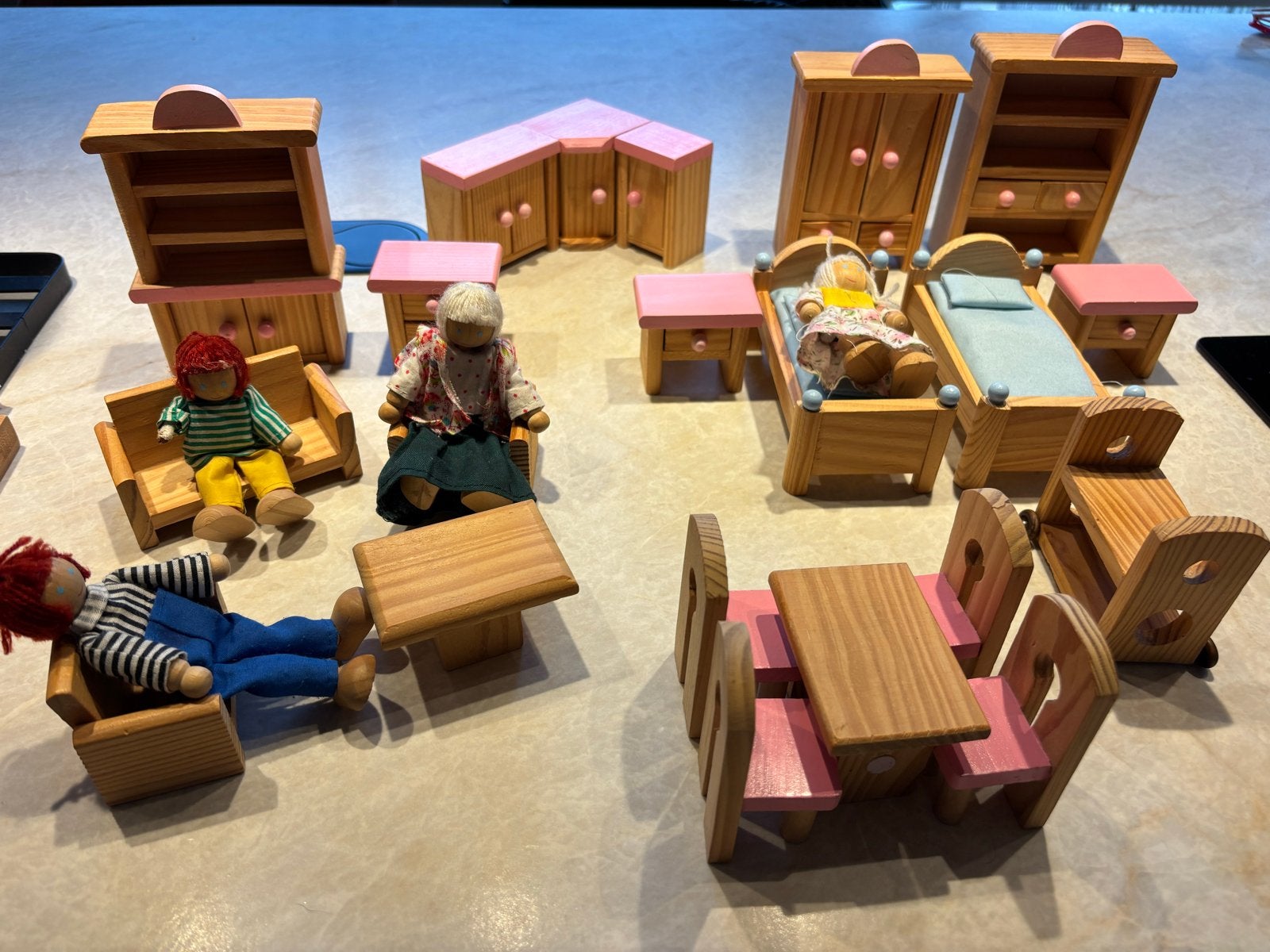 Houten poppenhuis meubels en poppen, Ophalen of Verzenden, Gebruikt, Toebehoren