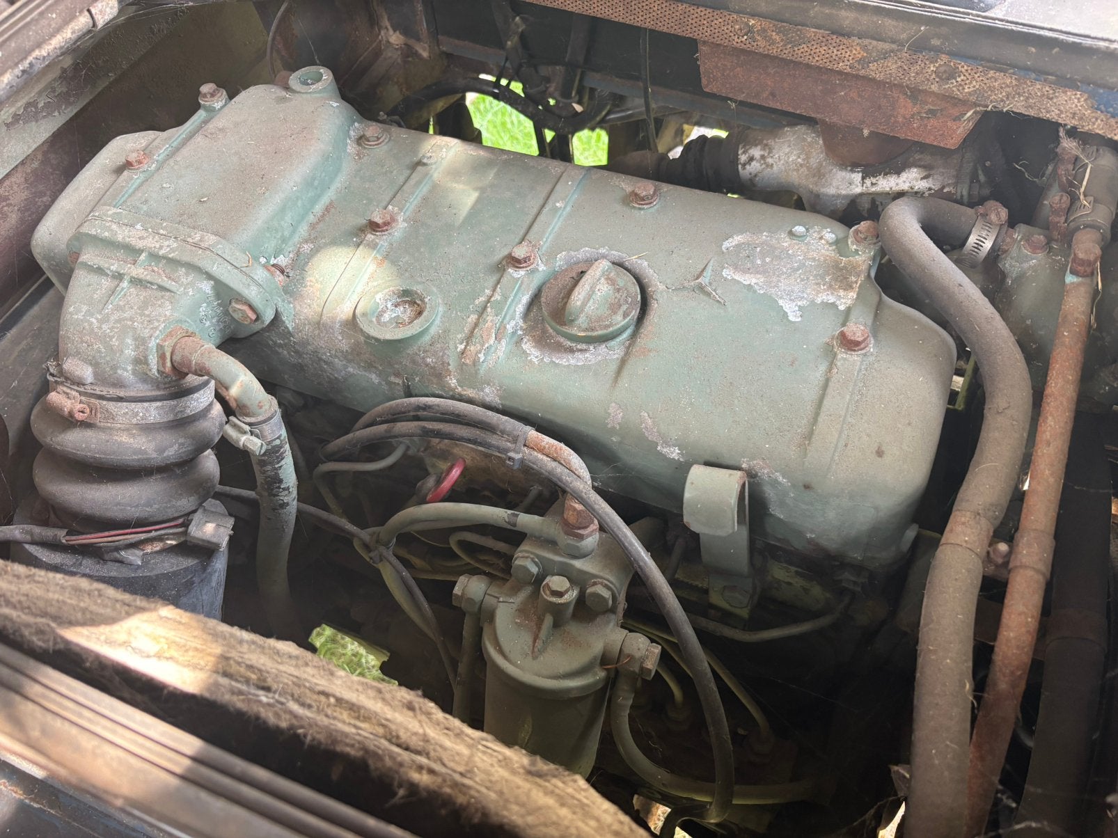 Om352 6 cilinder diesel motor uit een mercedes lp 811, Ophalen