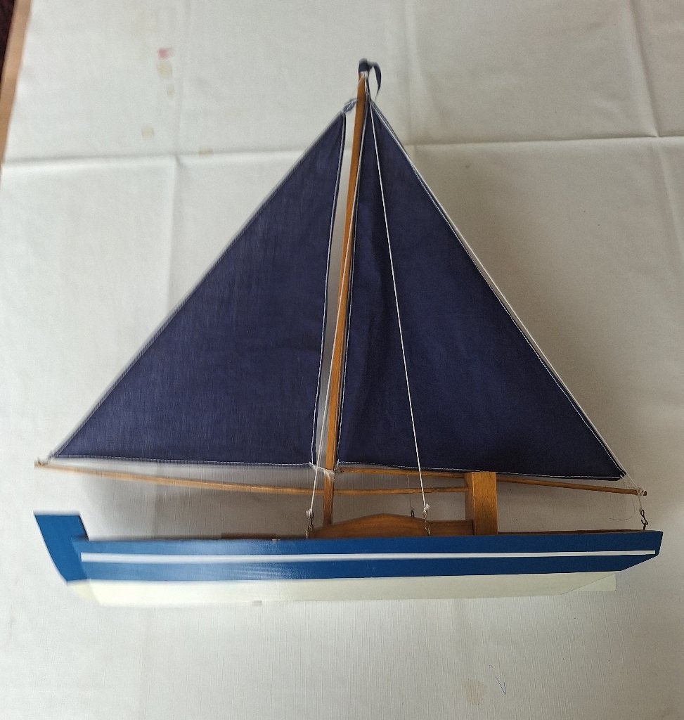 prachtige houten zeilboot met blauwe zeiltjes ter decoratie, Ophalen of Verzenden, Zo goed als nieuw