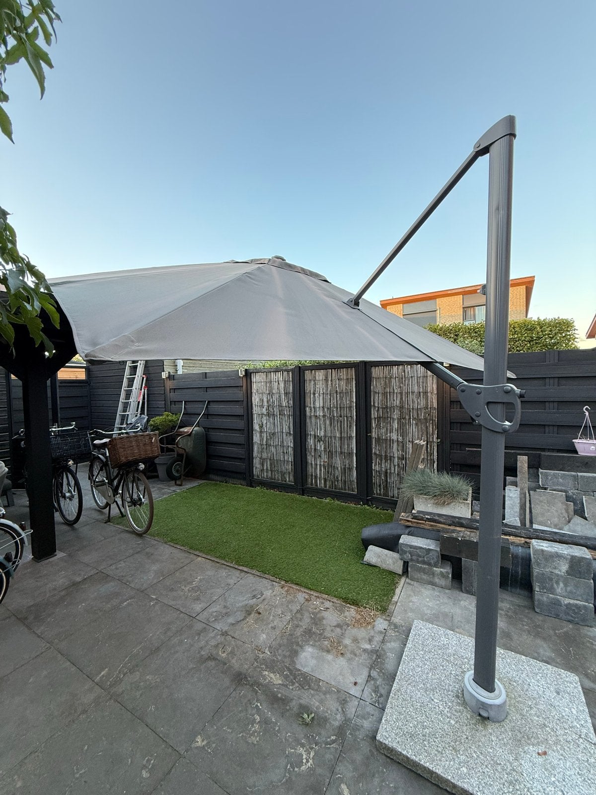 Grote zweefparasol met voet - Grijs, Ophalen, Gebruikt, Kantelbaar, 2 tot 3 meter