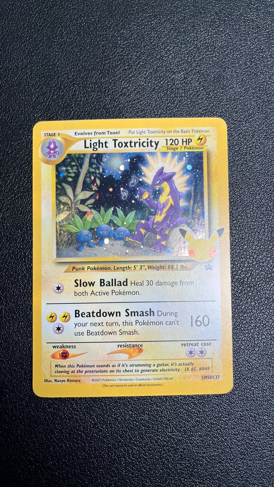 Light Toxtricity SWSH137 25 jaar promo, Hobby en Vrije tijd, Verzamelkaartspellen | Pokémon, Ophalen of Verzenden, Zo goed als nieuw