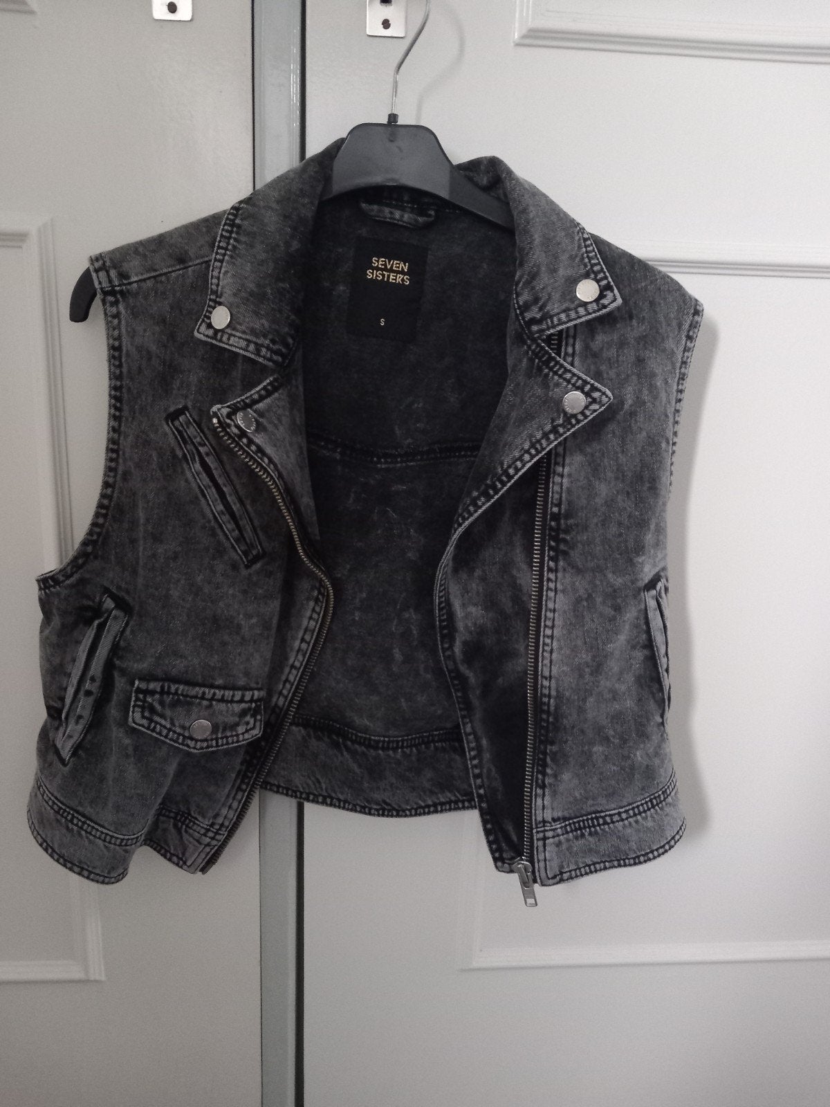 leuke gilet van spijkerstof, maat s, Seven Sisters, Zwart, Ophalen of Verzenden, Zo goed als nieuw