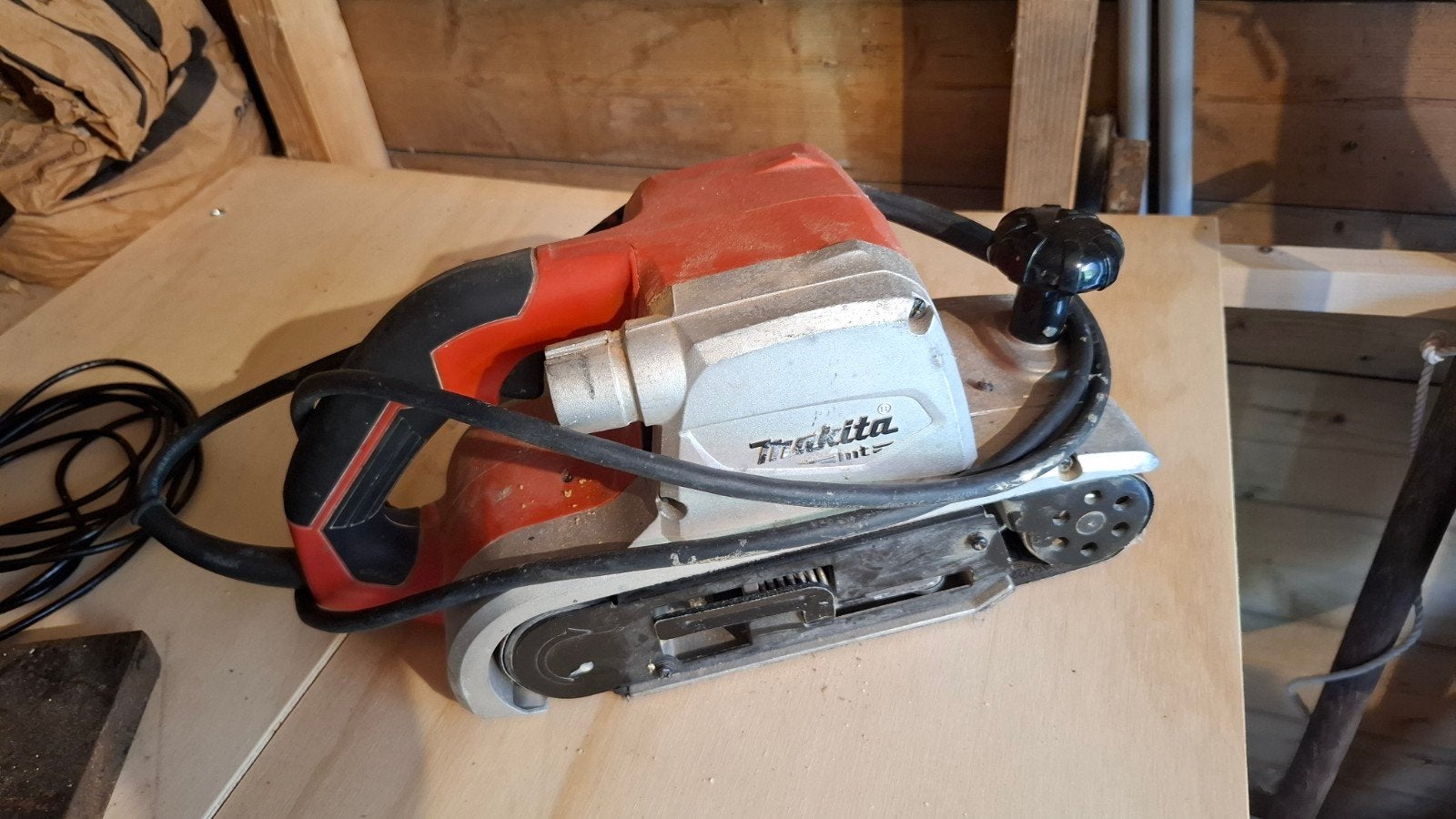 Schuurmachine Makita M9400, Ophalen, 600 tot 1200 watt, Bandschuurmachine