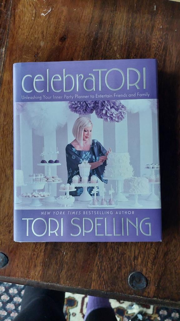 CelebratTORI - Tori Spelling Boek, Ophalen of Verzenden, Zo goed als nieuw, Overige onderwerpen, Tori Spelling