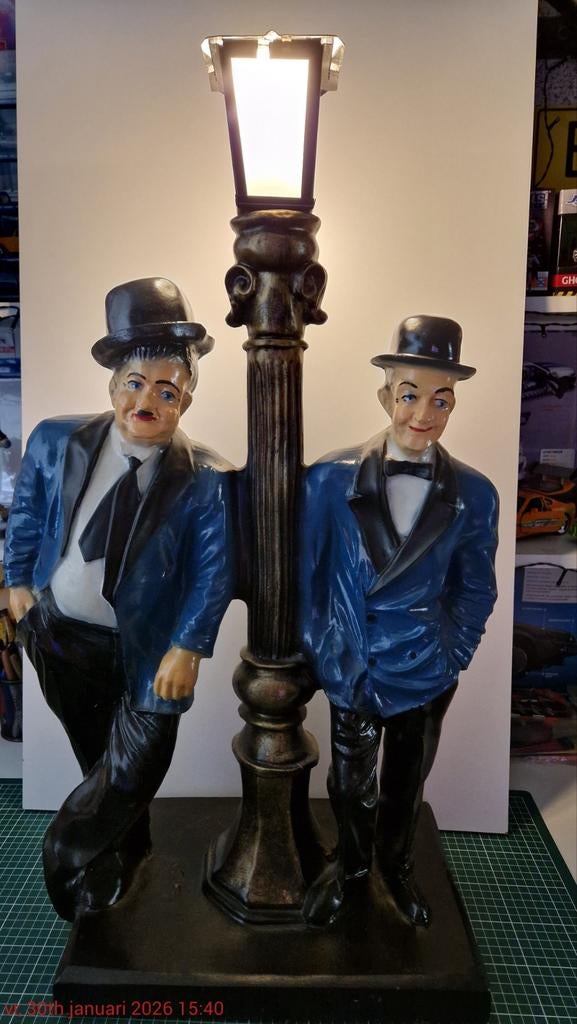 Laurel en Hardy bij lantaarn., Ophalen, Gebruikt, Mens