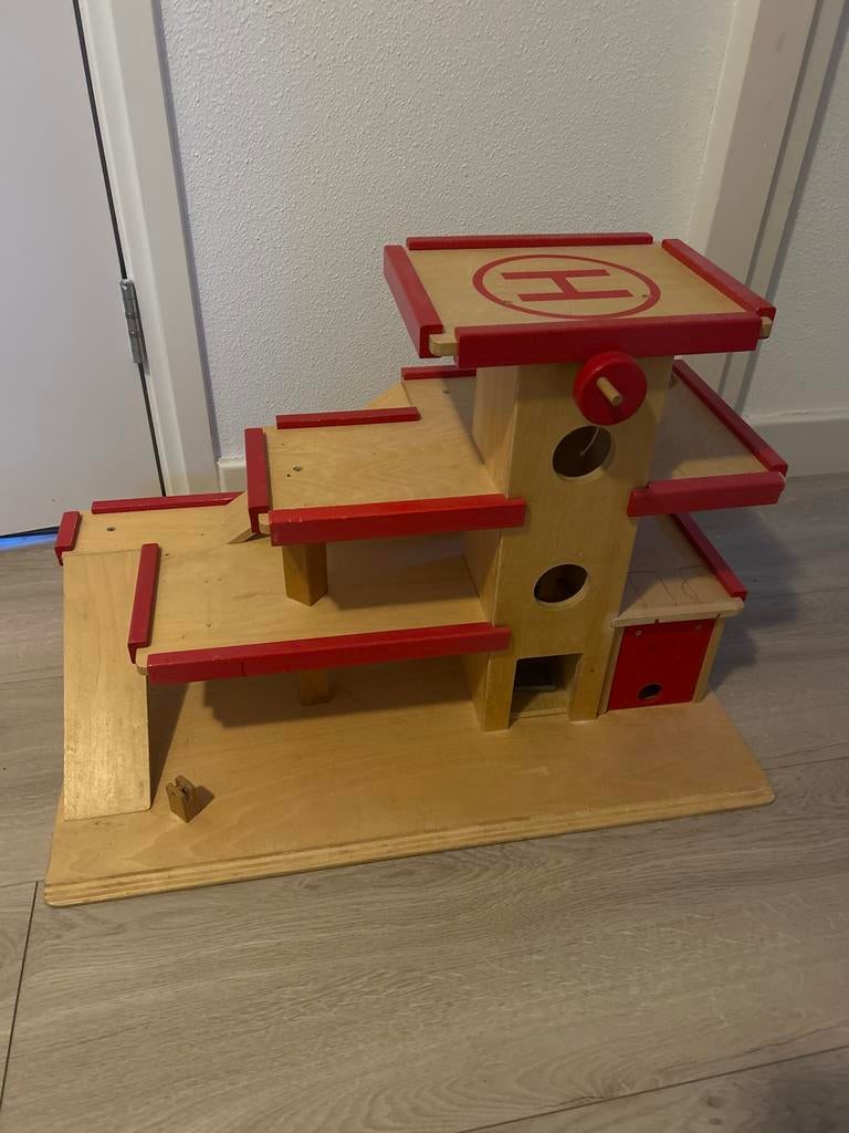 Houten Speelgoed Garage, Kinderen en Baby's, Speelgoed | Houten speelgoed, Ophalen, Gebruikt, Overige typen