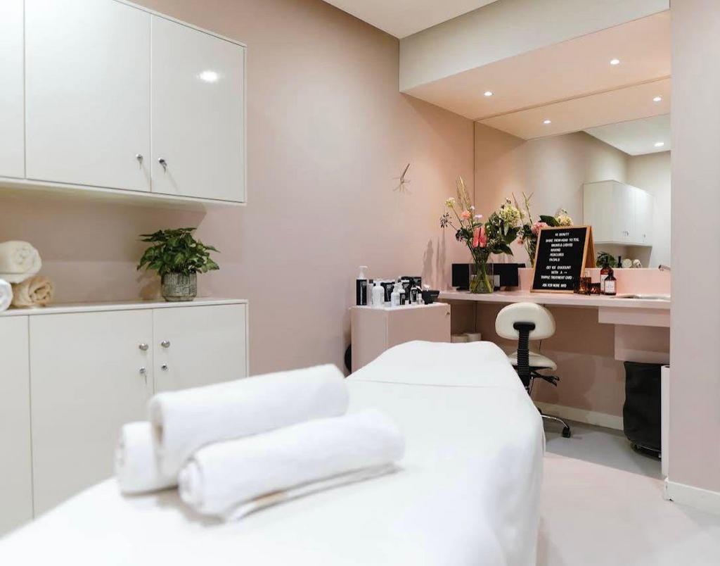Fijne praktijkruimte in beautybranche in hartje de Pijp, 12 m², Huur, Praktijkruimte