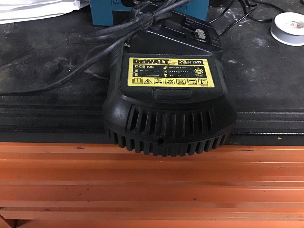 DeWalt DCB105 Acculader - Gebruikt, Ophalen, Gebruikt