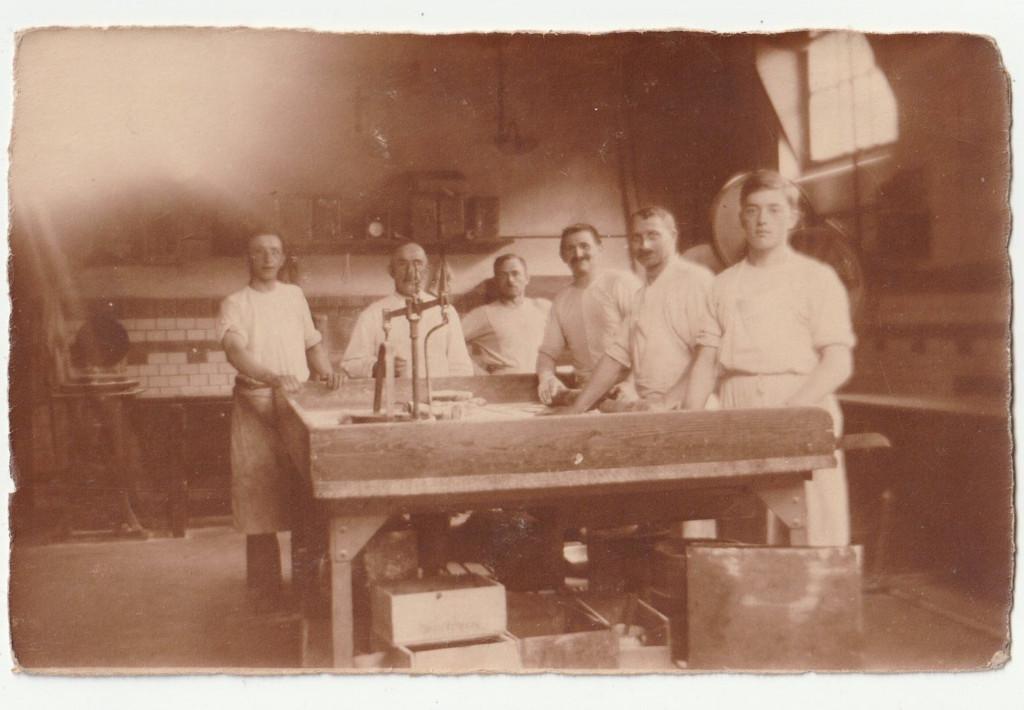 fotokaart bakkerij bakkers ?? mannen bij bak met weegschaal, Ophalen of Verzenden, 1920 tot 1940, Ongelopen