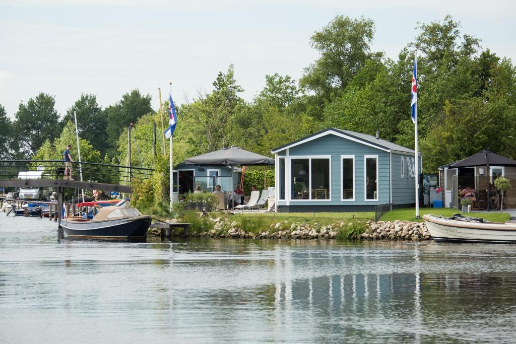 Pinksteren te huur €550 vakantiehuis vaarwater Earnewald, 2 slaapkamers, Wasmachine, Recreatiepark, Friesland