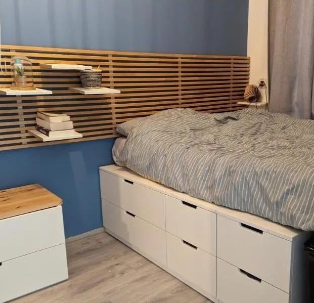 Ikea Mandal hoofdbord met plankjes, Huis en Inrichting, Slaapkamer | Bedden, Ophalen, Gebruikt, Bruin, Tweepersoons