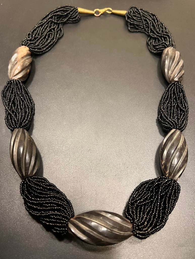 Art Deco zwarte kralen + grote gesneden hoorn kralen ketting, Sieraden, Tassen en Uiterlijk, Antieke sieraden, Ophalen of Verzenden