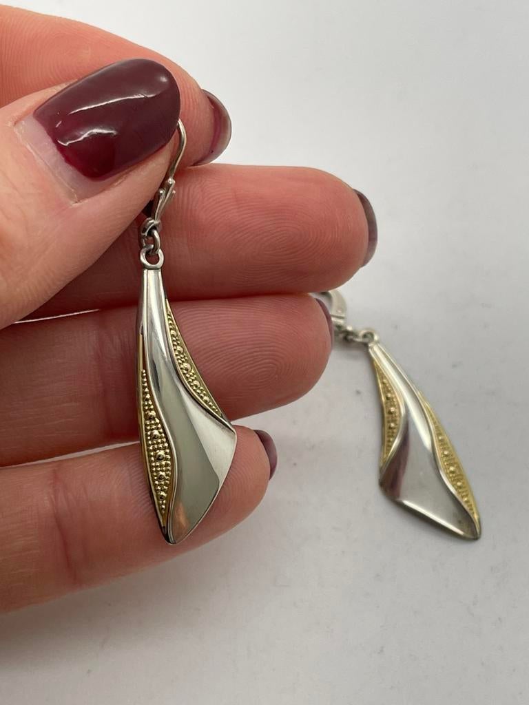 C344 Prachtige zilveren oorbellen bicolor, Hangers, Ophalen of Verzenden, X, Goud