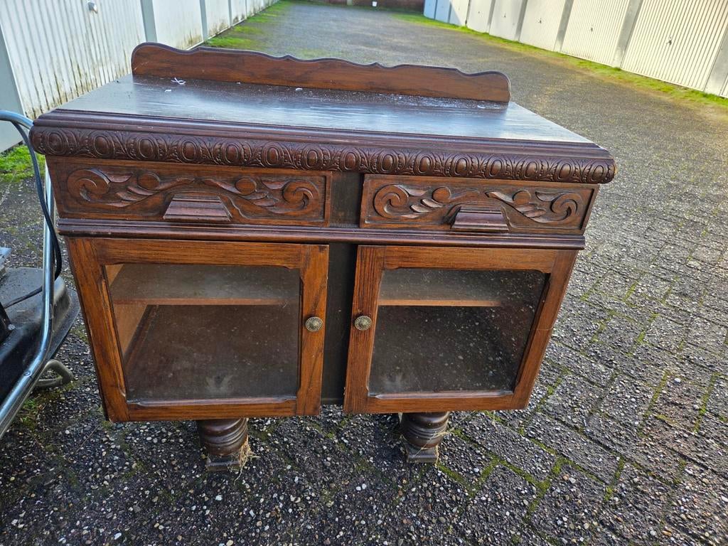 Oud theekastje met glazen deuren, Ophalen