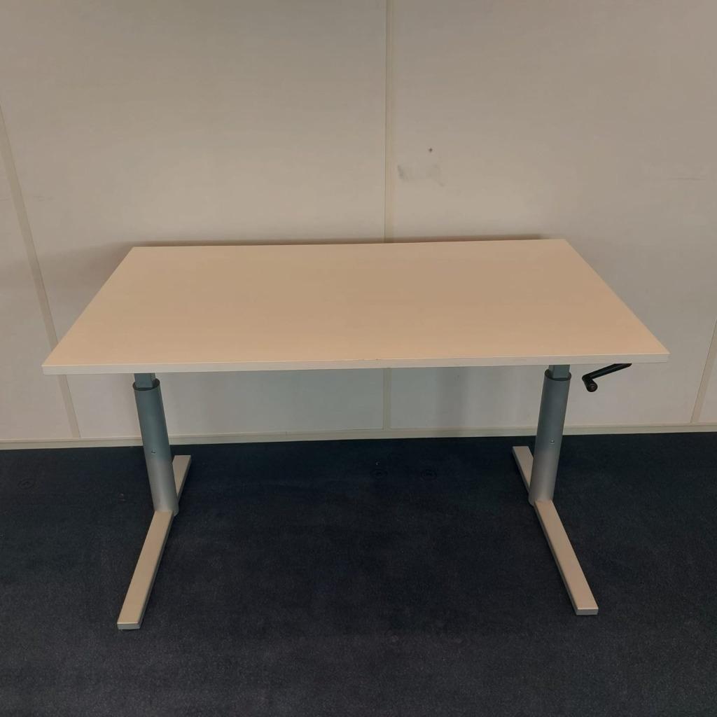 Gispen TM bureau met slinger en kabelgoot 140x80 cm, 88st, Ophalen of Verzenden, In hoogte verstelbaar, Gebruikt