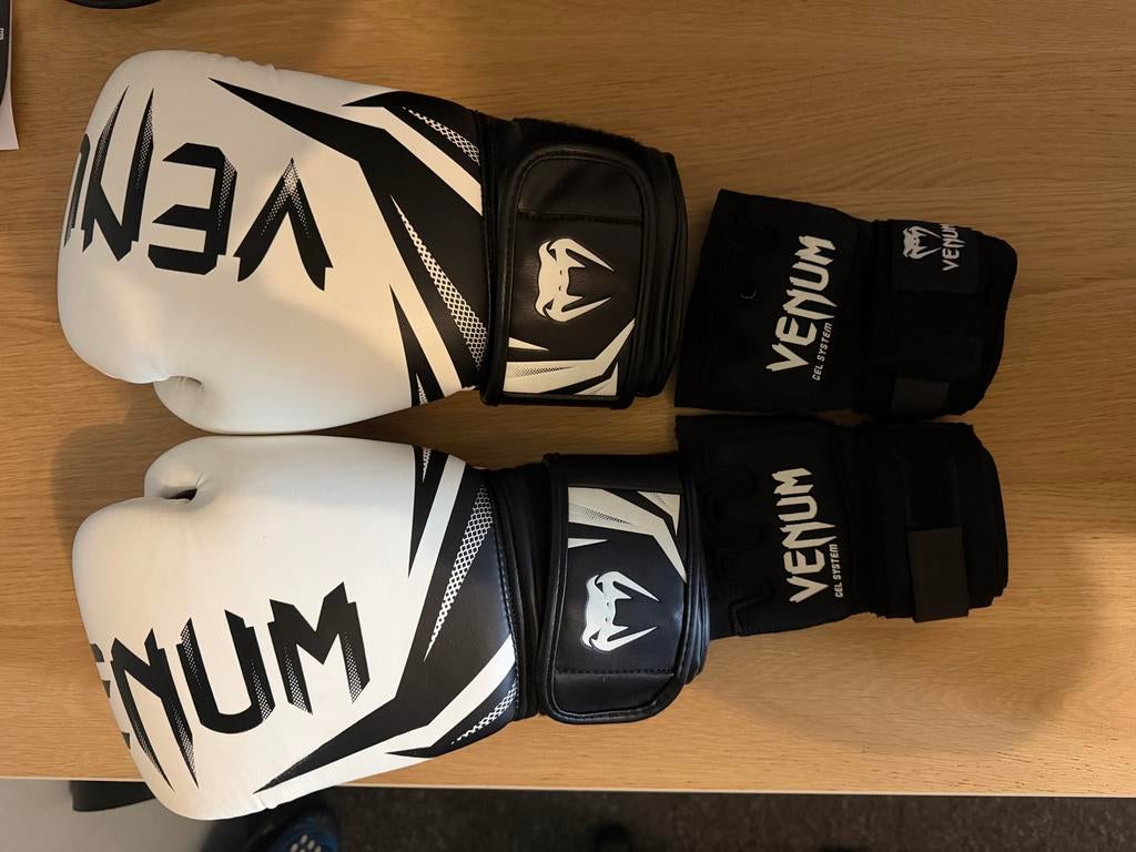 Venum Kickboks Handschoenen + Binnenhandschoenen, Ophalen of Verzenden, Zo goed als nieuw, Bokshandschoenen