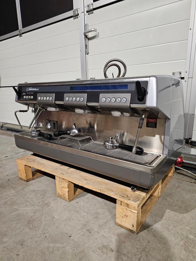 Simonelli Aurelia 3 Groeps Espressomachine, Gebruikt, Simonelli, Espresso apparaat, Ophalen of Verzenden