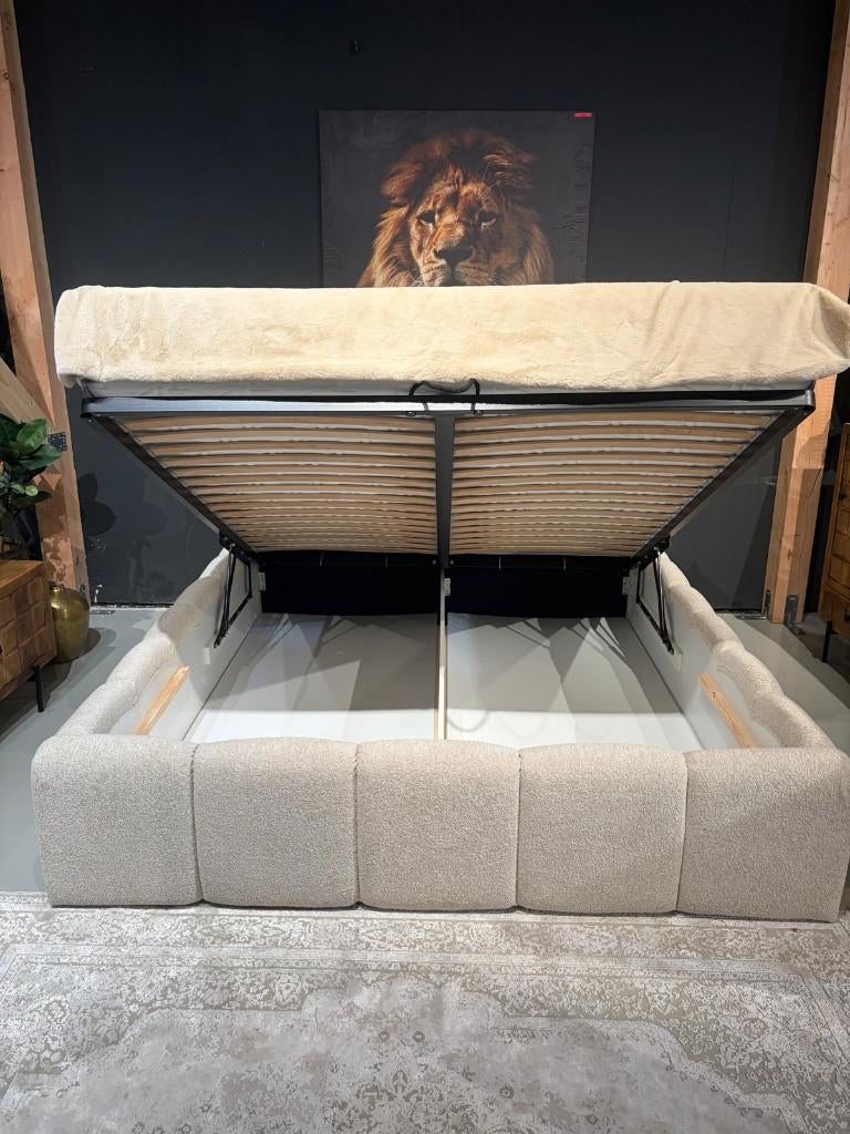 Prachtige boucle boxspring opbergruimte | Showroom vianen, Info@trendvortex.com, Boucle, velvet, modern, lux, Ophalen of Verzenden