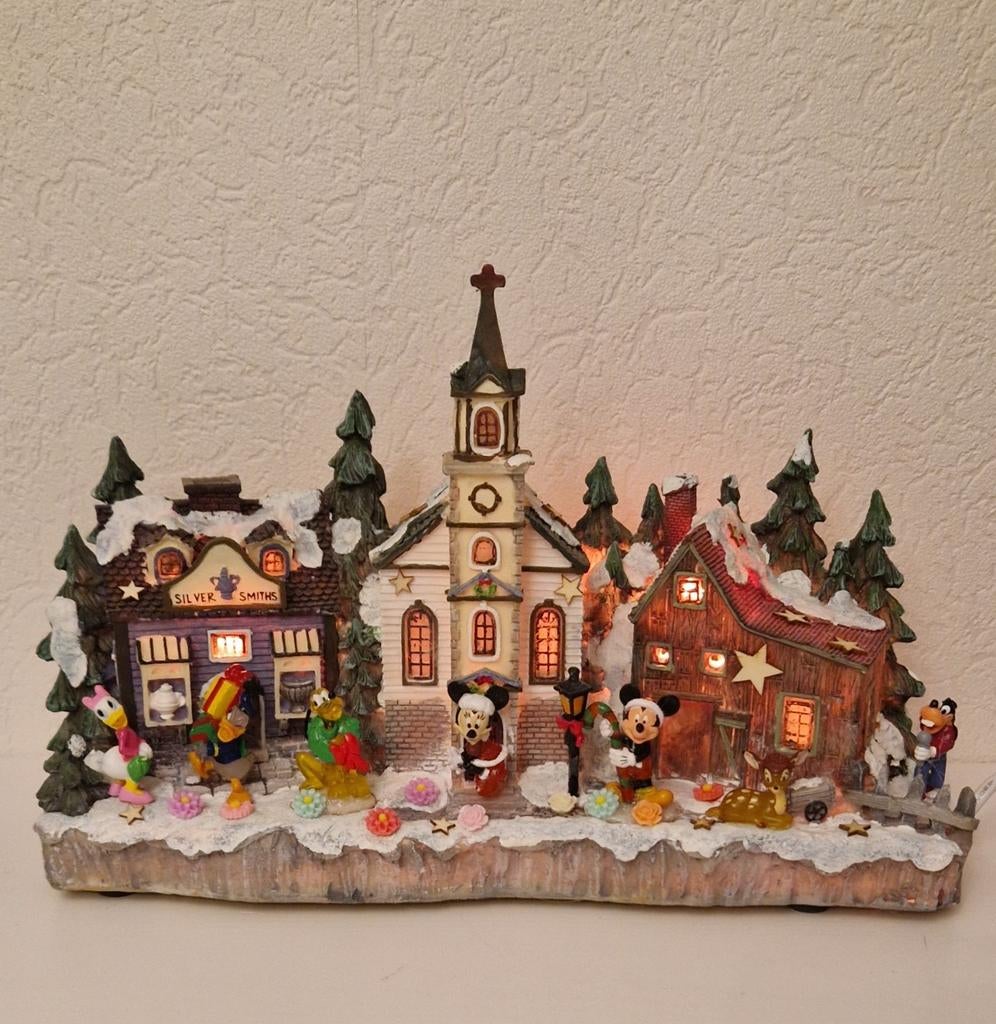 Prachtig kerstdorp met
minnie,mickey, pluto Bambi
katrien, Verzamelen, Disney, Zo goed als nieuw, Beeldje of Figuurtje, Mickey Mouse