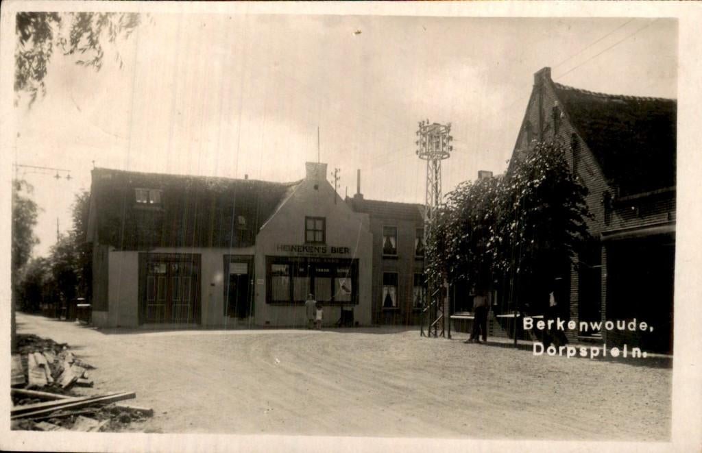 Berkenwoude Dorpsplein Heineken Bier Cafe Fotokaart v d List, Verzamelen, Ansichtkaarten | Nederland, Ophalen of Verzenden, 1920 tot 1940