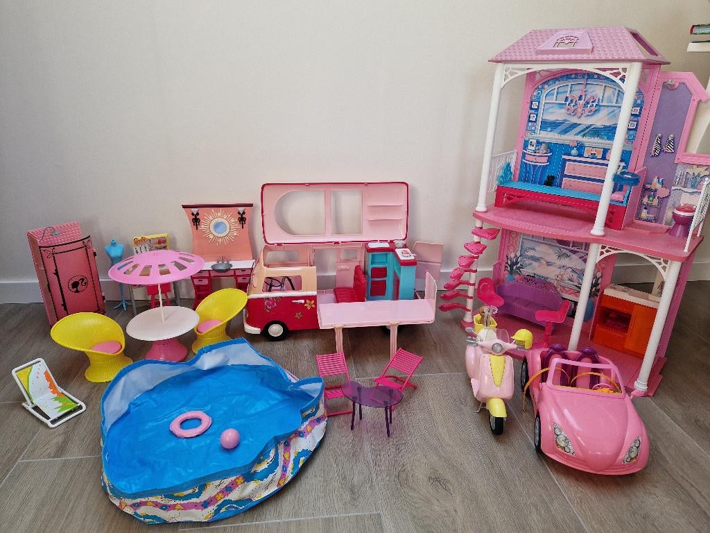 Barbiehuis + camper + accessoires, Ophalen, Gebruikt, Toebehoren