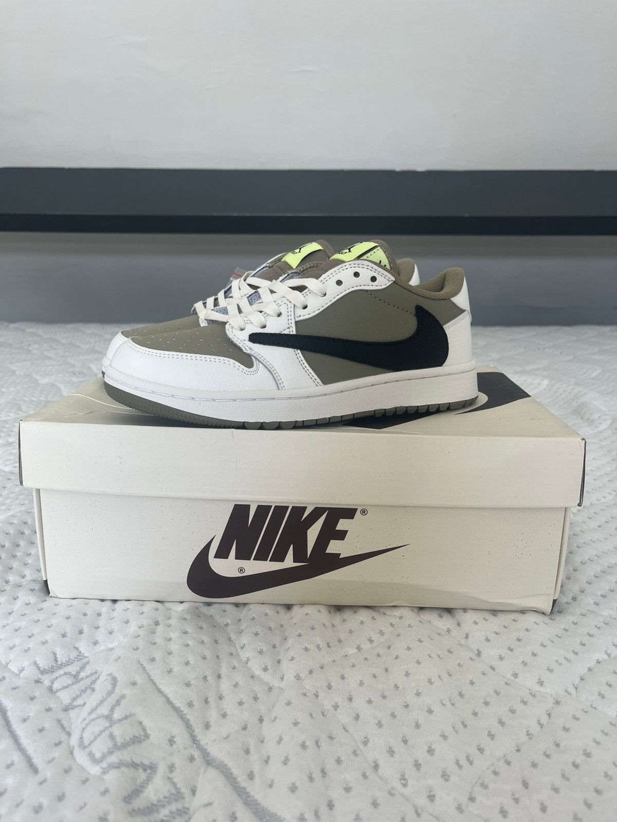 Travis Scott, Overige kleuren, Nieuw, Ophalen of Verzenden, Sneakers of Gympen