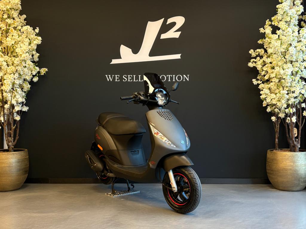 Piaggio Zip | Mat Grijs | Brom | 2024 | 885 km | 1 eig