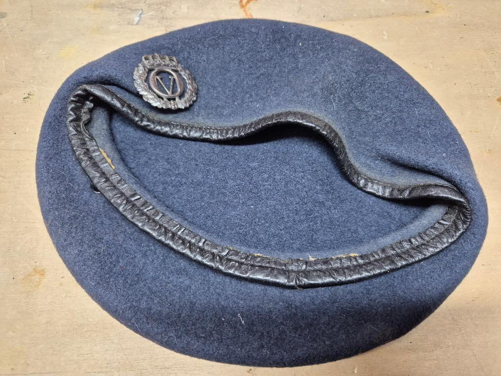 Noorse baret  met Koning Olaf insignia, Verzamelen, Militaria | Algemeen, Ophalen of Verzenden, Landmacht, Overige gebieden, Helm of Baret
