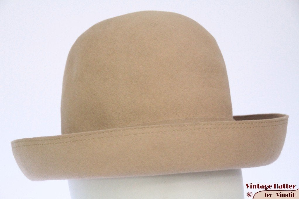 Vintage Dameshoed licht beige vilt 54,5 =XS gratis verzenden, Kleding | Dames, Hoeden en Petten, Ophalen of Verzenden, Gedragen